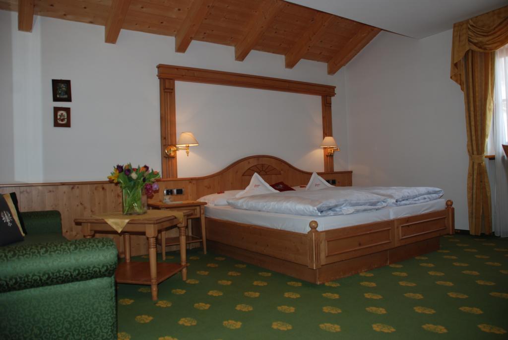 Hotel Flora Selva di Val Gardena Room photo